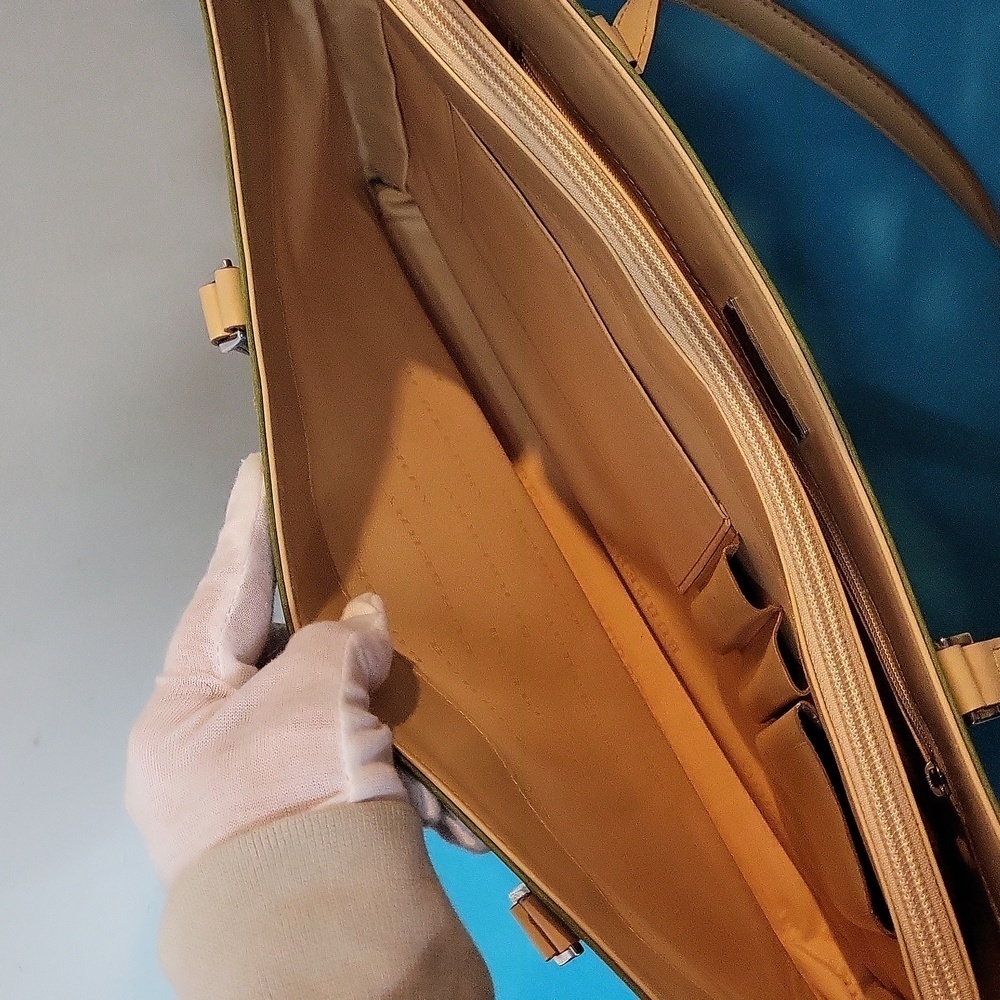 Burberry Green Tote - Picture 5 of 14
